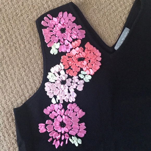 COPY - Adorable blouse with art on front and back - Picture 2 of 5